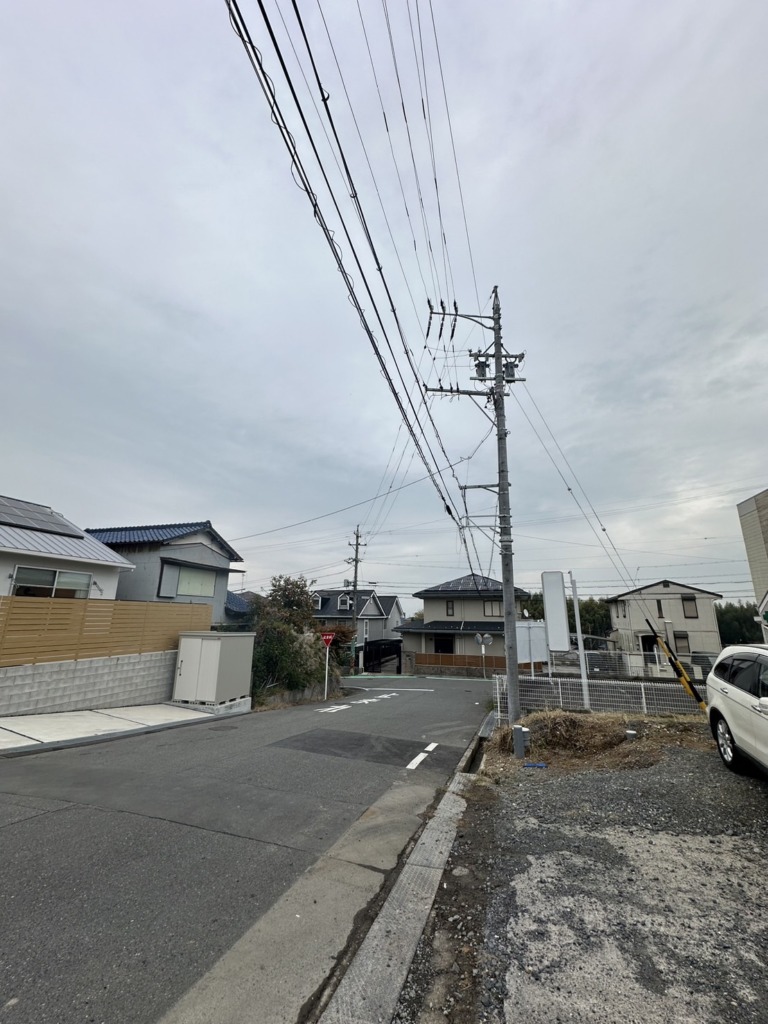 桑名市北別所の電波が弱く太陽光パネルがある新築でのデザインアンテナ壁面工事