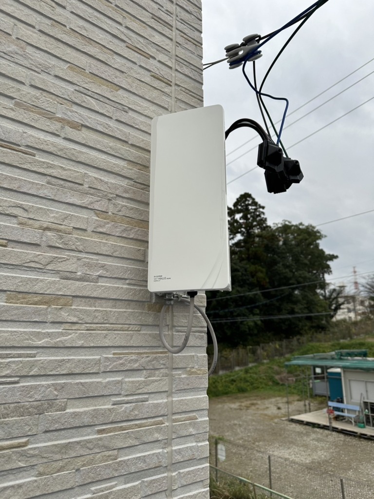 桑名市北別所の電波が弱く太陽光パネルがある新築でのデザインアンテナ壁面工事