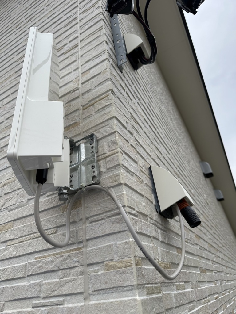 桑名市北別所の電波が弱く太陽光パネルがある新築でのデザインアンテナ壁面工事