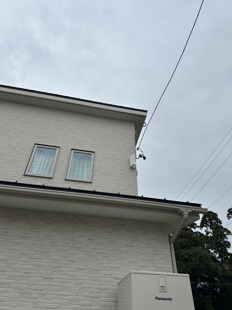 桑名市北別所の電波が弱く太陽光パネルがある新築でのデザインアンテナ壁面工事