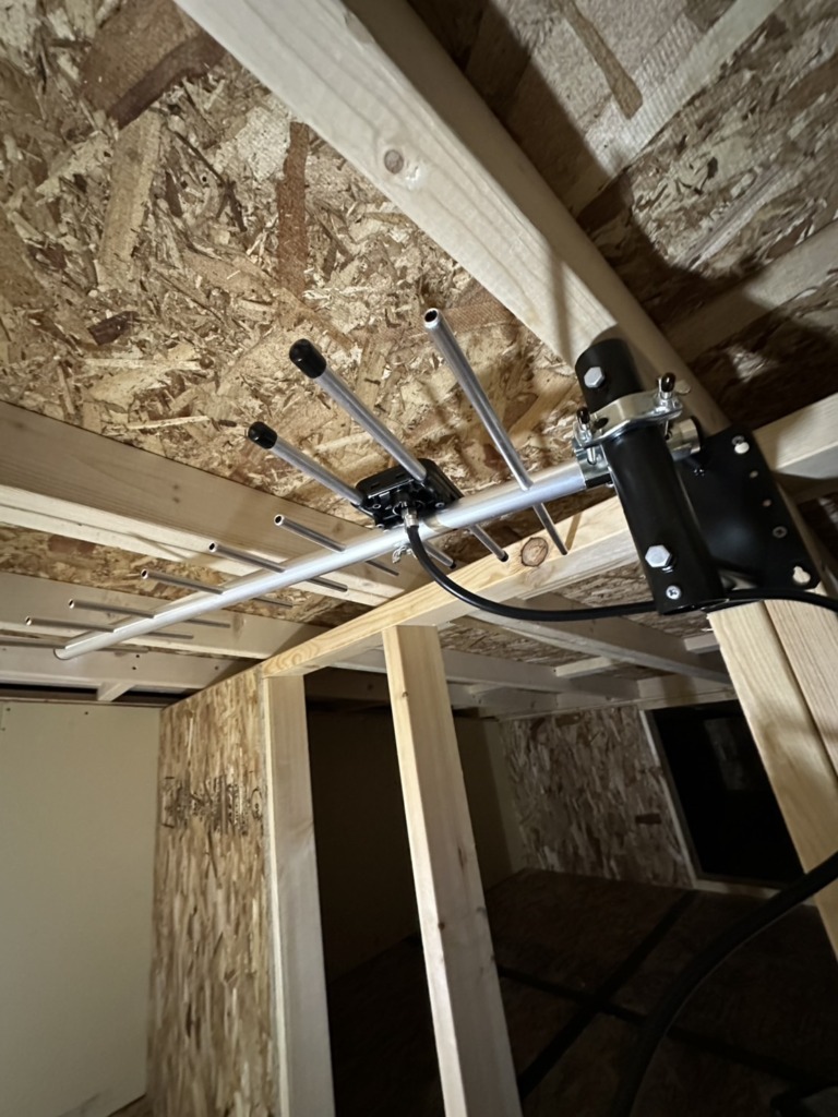 桑名市東金井のタイル外壁の新築に地上デジタル放送 屋根裏アンテナ工事