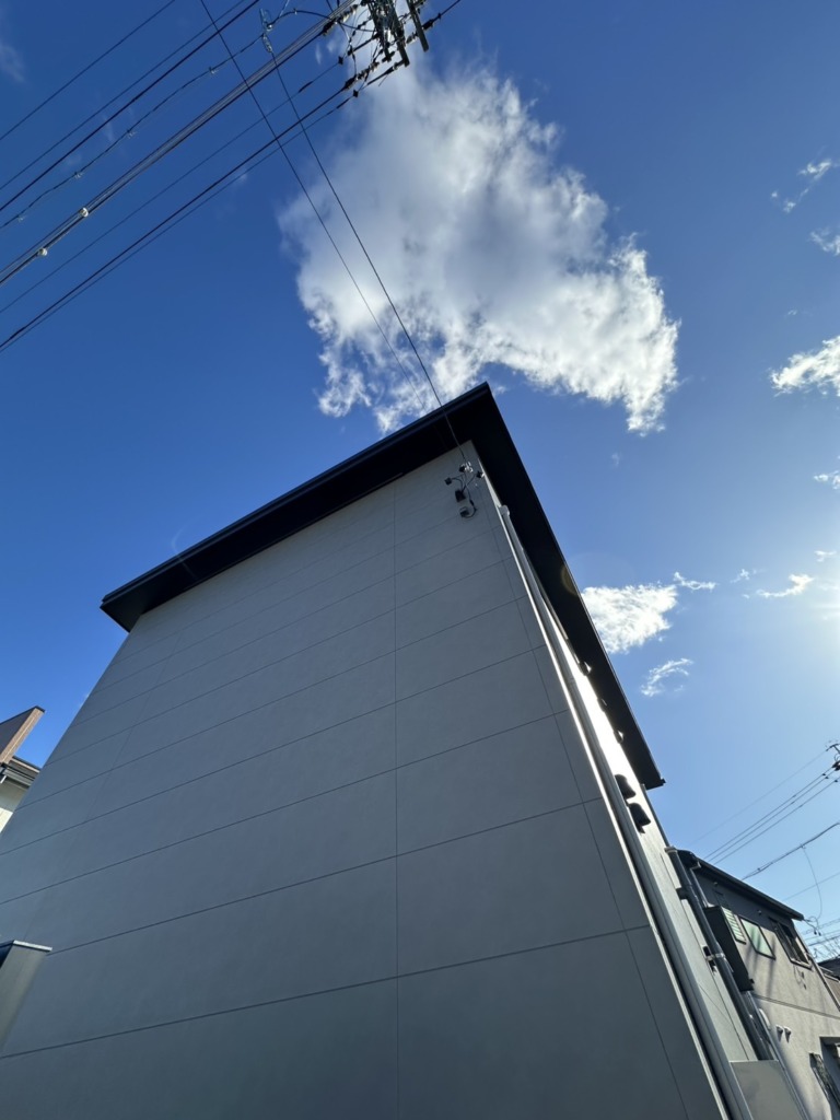 江南市宮後町の光仕様の新築でのデザインアンテナ壁面工事