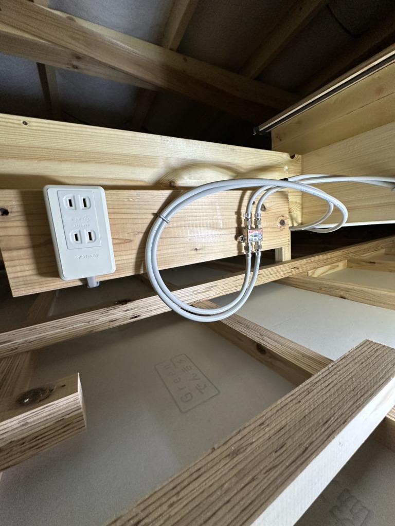 江南市宮後町の光仕様の新築でのデザインアンテナ壁面工事