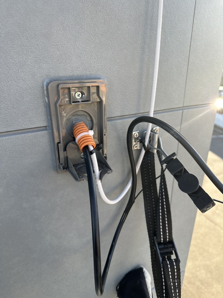 江南市宮後町の光仕様の新築でのデザインアンテナ壁面工事