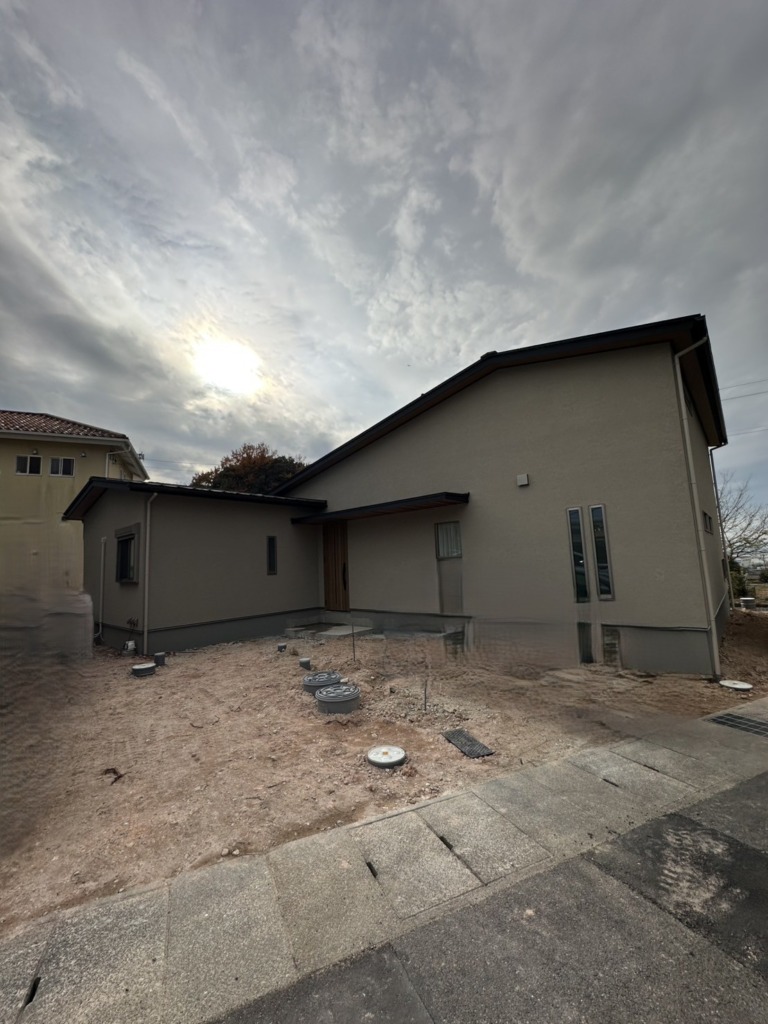 小牧市上末の光仕様の平屋新築に4K8K放送対応BSと地デジ小型フラットアンテナ工事