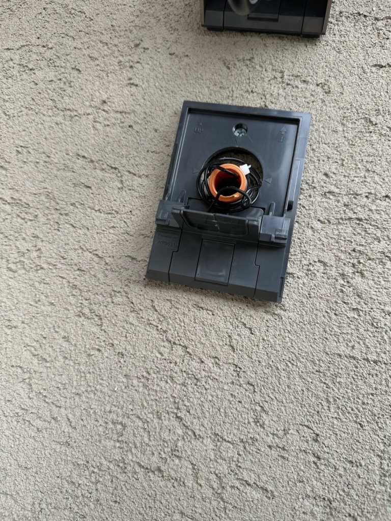 小牧市上末の光仕様の平屋新築に4K8K放送対応BSと地デジ小型フラットアンテナ工事