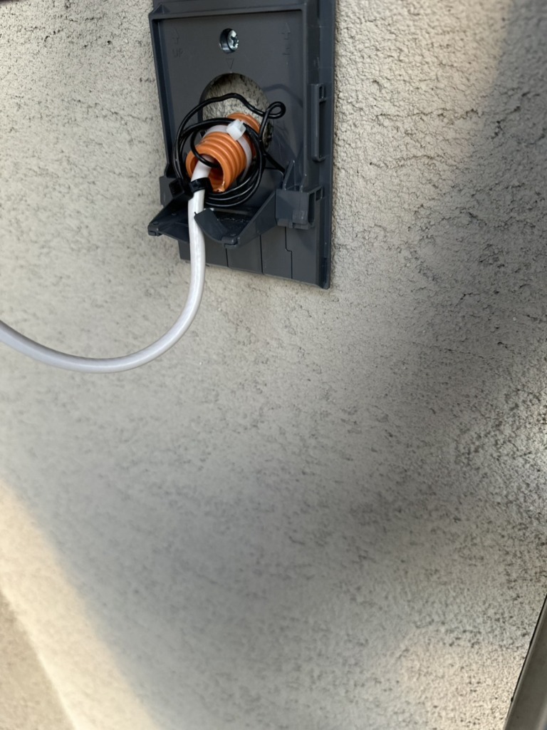 小牧市上末の光仕様の平屋新築に4K8K放送対応BSと地デジ小型フラットアンテナ工事