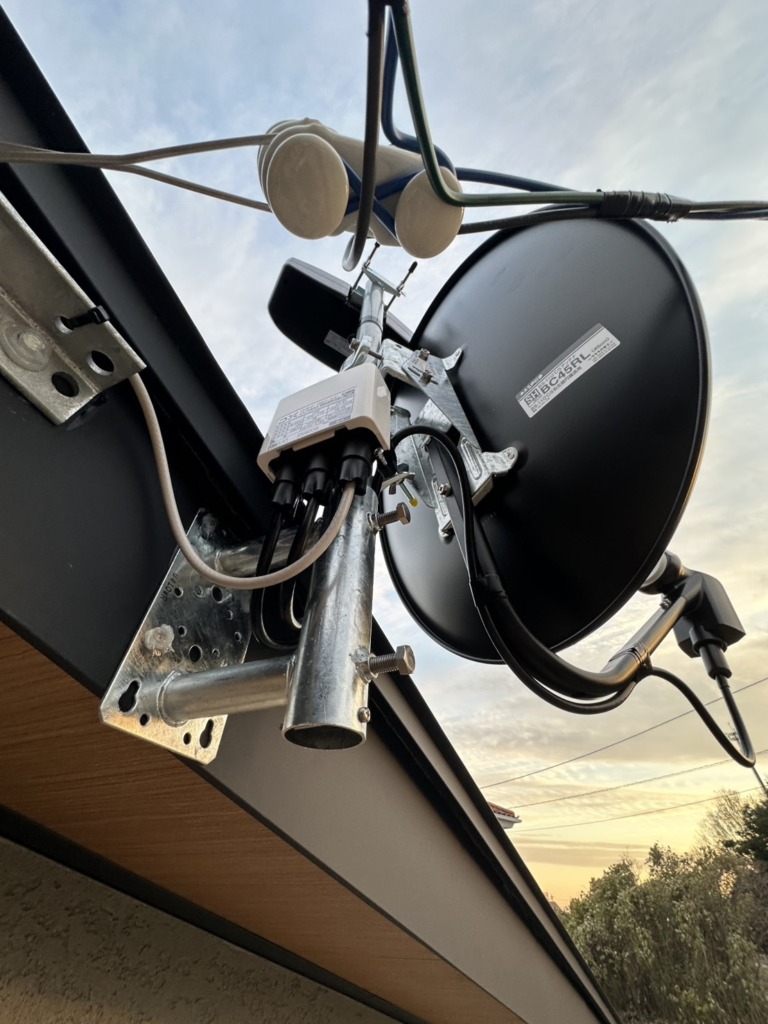 小牧市上末の光仕様の平屋新築に4K8K放送対応BSと地デジ小型フラットアンテナ工事