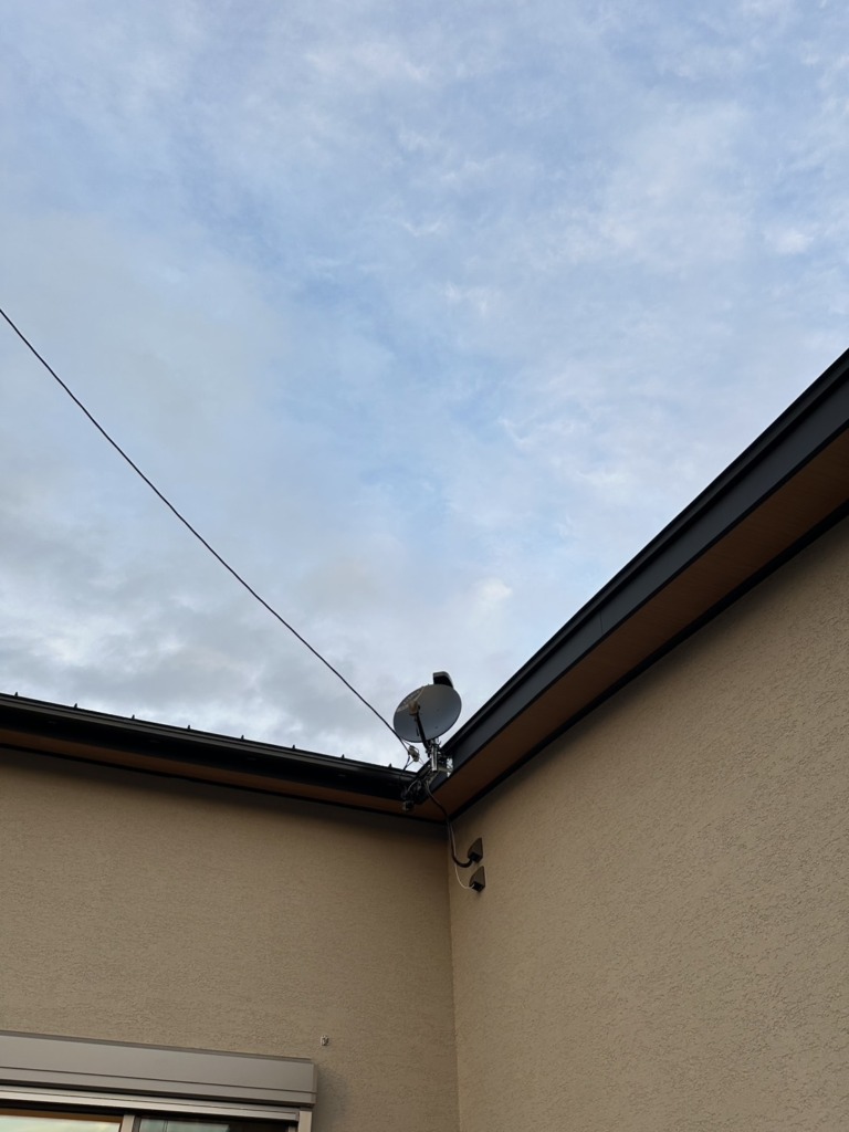 小牧市上末の光仕様の平屋新築に4K8K放送対応BSと地デジ小型フラットアンテナ工事