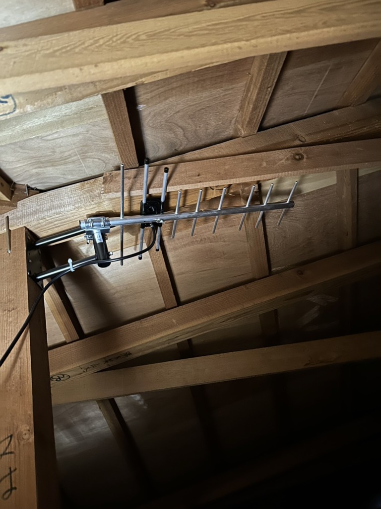 清須市清洲の既存住宅で災害に強い地デジ屋根裏アンテナ工事