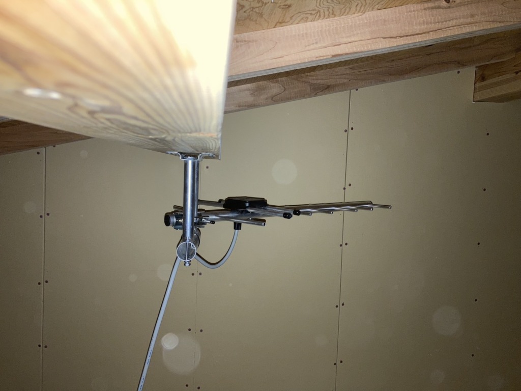 尾張旭市大塚町の新築で今日も当店一番人気の屋根裏アンテナ工事