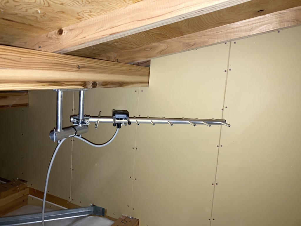 尾張旭市大塚町の新築で今日も当店一番人気の屋根裏アンテナ工事