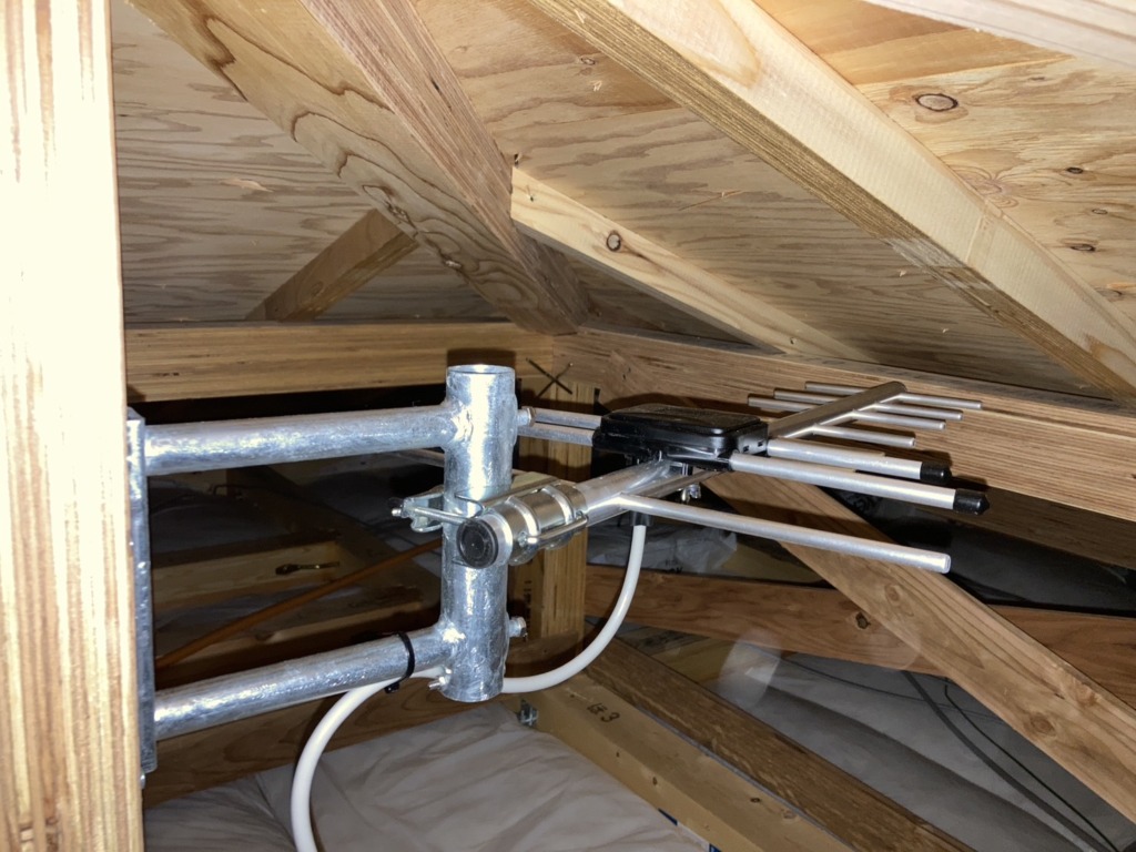 尾張旭市大塚町の新築で今日も当店一番人気の屋根裏アンテナ工事