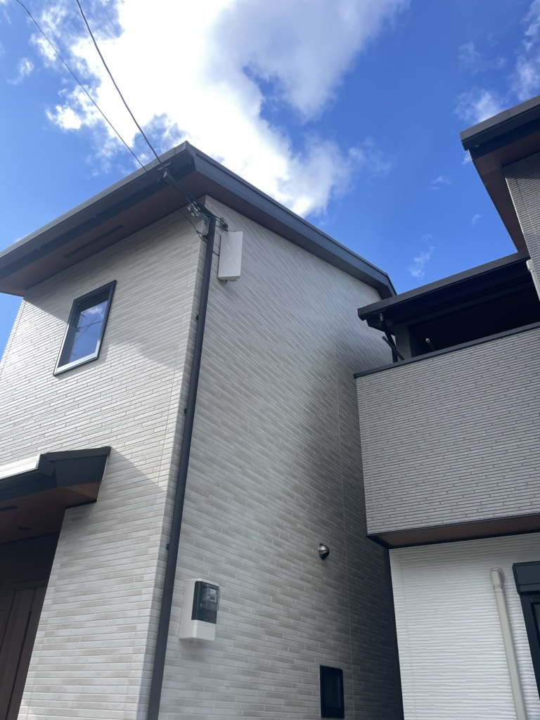 京都市右京区嵯峨野南浦町の新築に災害に強いデザインアンテナ壁面工事