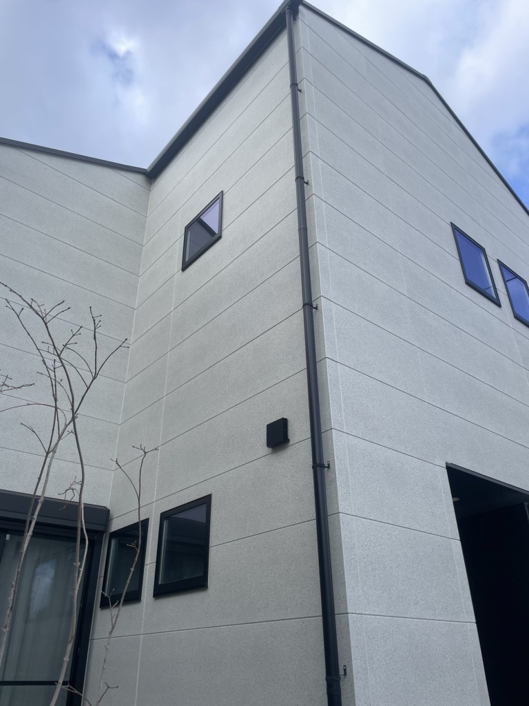 大津市千町の新築住宅に台風でも安心の地デジ屋根裏アンテナ工事