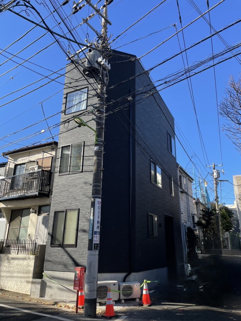 世田谷区大原の3階建て新築にブラック仕様のデザインアンテナ壁面工事