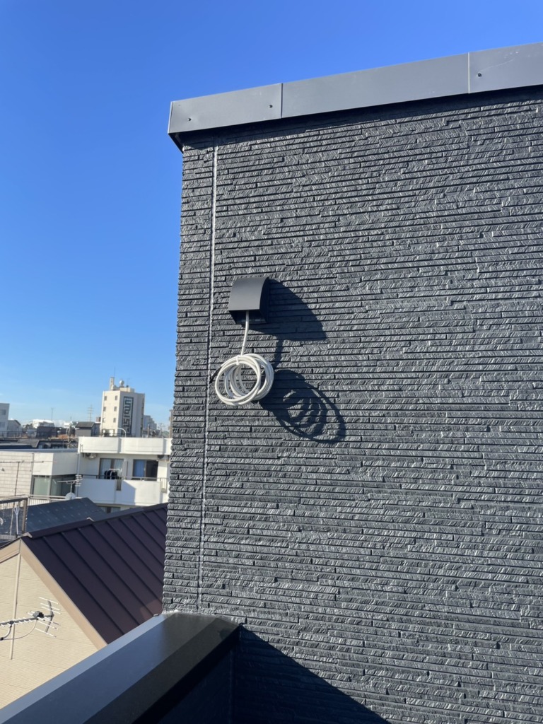 世田谷区大原の3階建て新築にブラック仕様のデザインアンテナ壁面工事