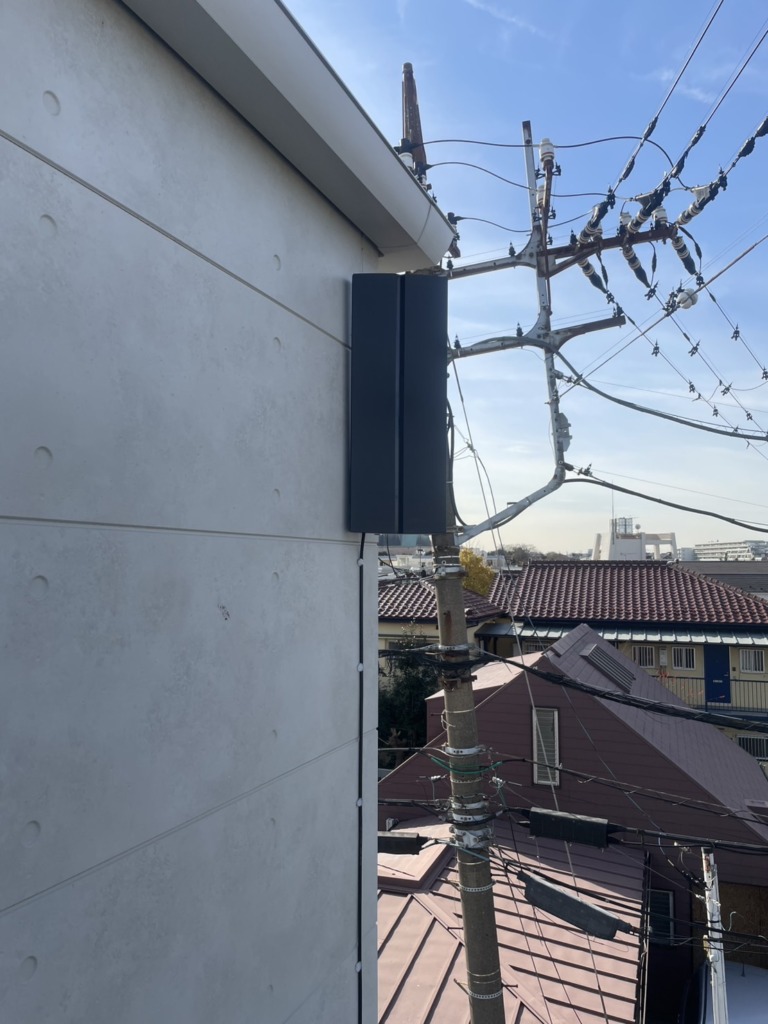 横浜市鶴見区寺谷の3階建て新築でのデザインアンテナ壁面工事