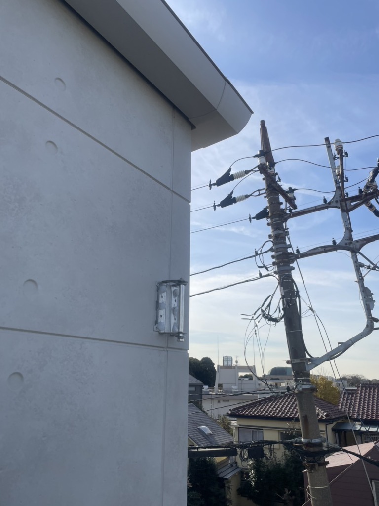 横浜市鶴見区寺谷の3階建て新築でのデザインアンテナ壁面工事