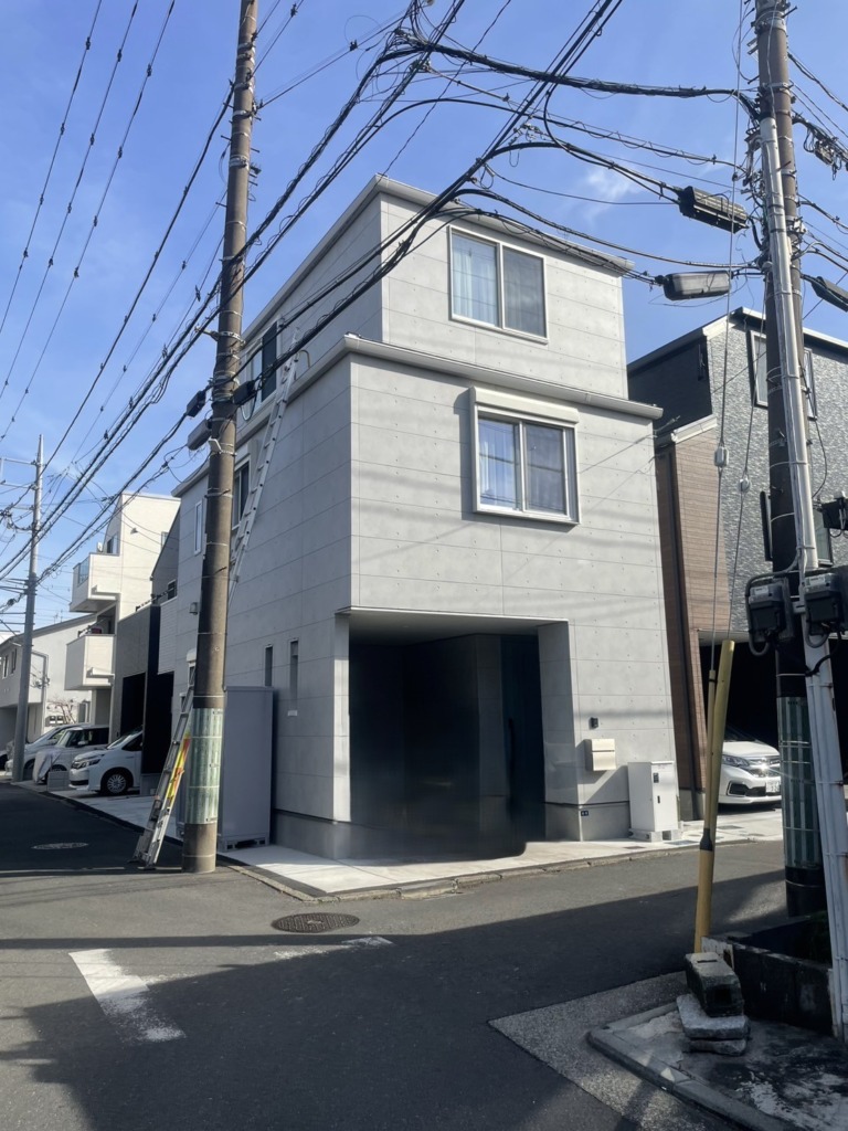 横浜市鶴見区寺谷の3階建て新築でのデザインアンテナ壁面工事