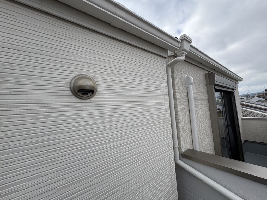 京都市中京区壬生下溝町の3階建て新築にお洒落なデザインアンテナ壁面工事