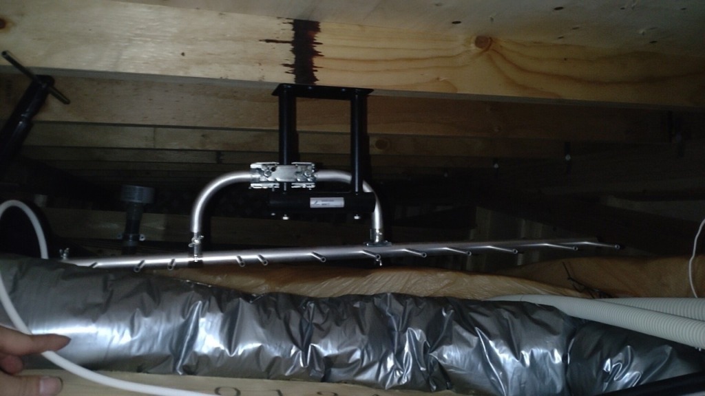 長久手市戸田谷の狭い屋根裏での新築地上波デジタル放送テレビアンテナ工事