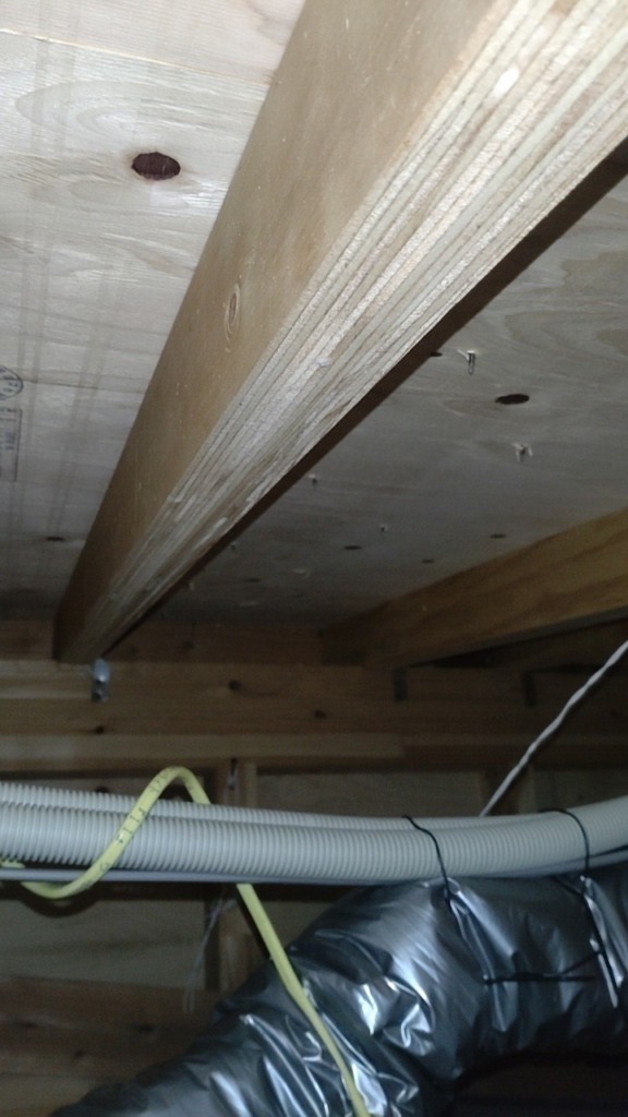 長久手市戸田谷の狭い屋根裏での新築地上波デジタル放送テレビアンテナ工事