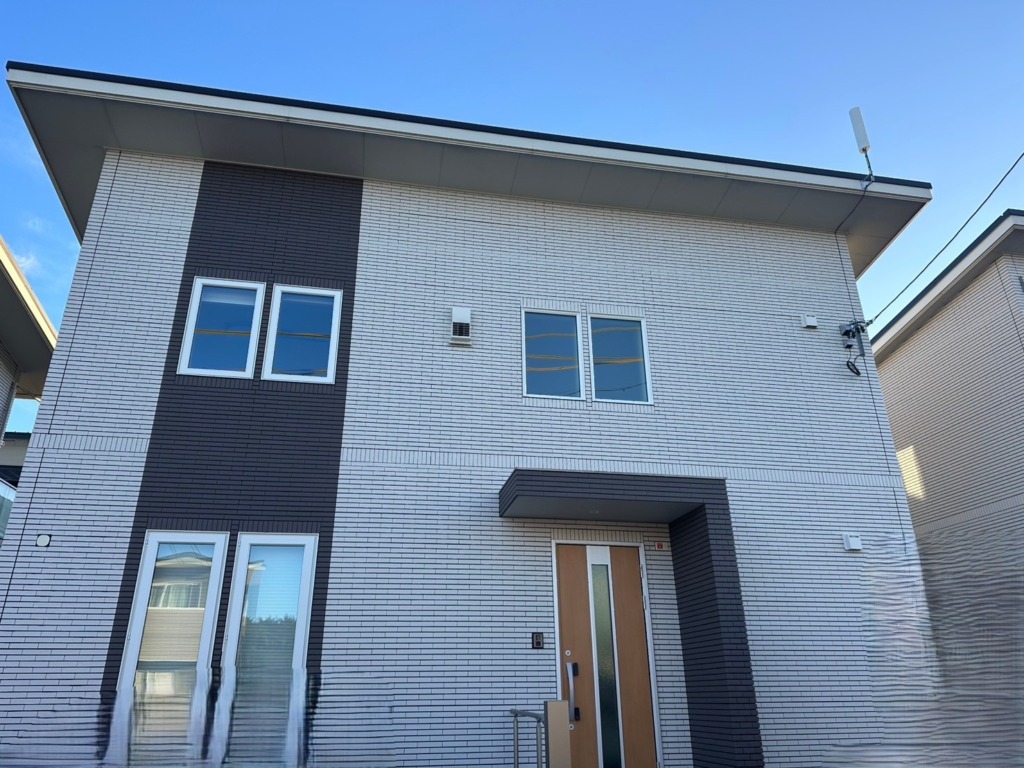 度会郡玉城町妙法寺の太陽光パネルがある住宅でスタイリッシュなユニコーンアンテナ工事