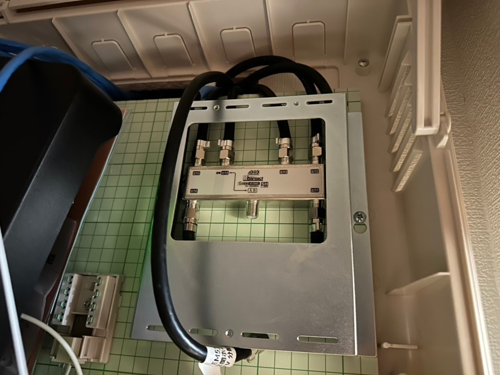 八幡市八幡で光テレビから小型フラットアンテナへの切り替え工事