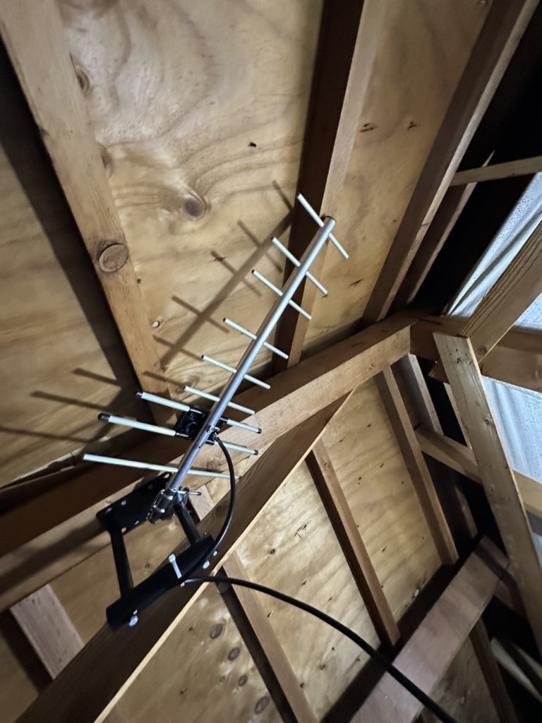 桑名市五反田の電波が弱い既存住宅での地上波屋根裏アンテナ工事