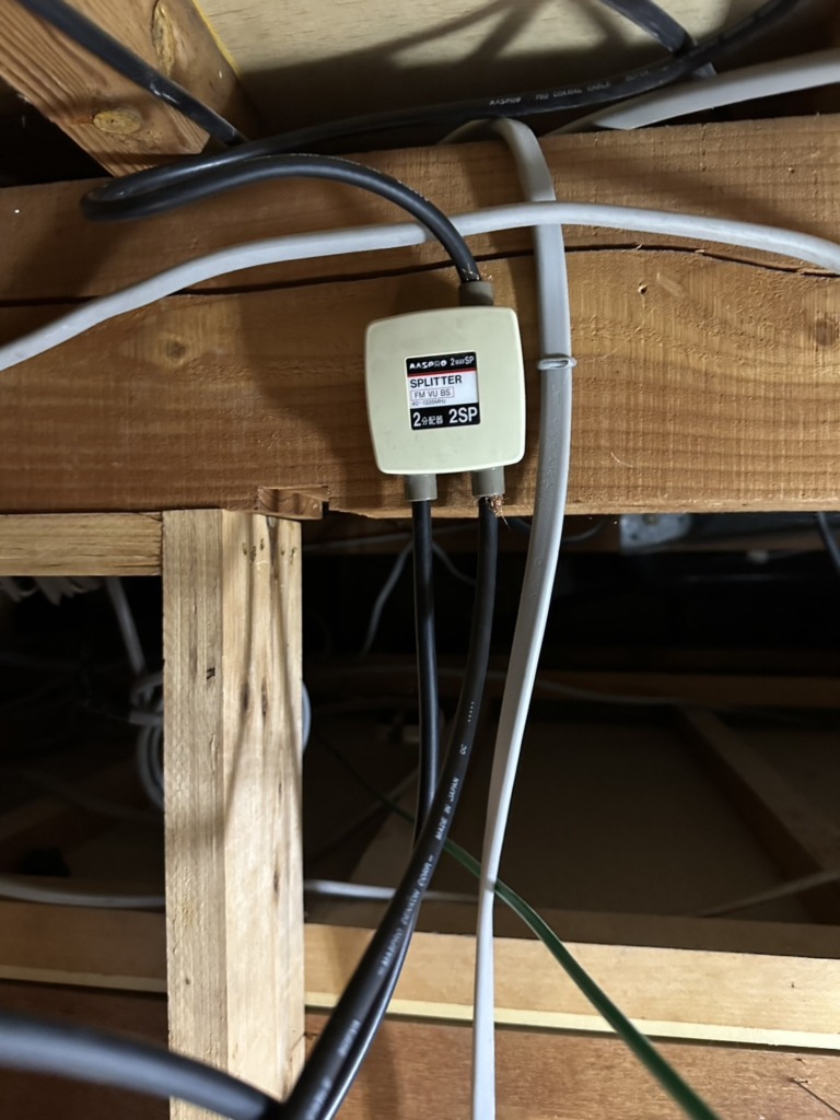 桑名市五反田の電波が弱い既存住宅での地上波屋根裏アンテナ工事