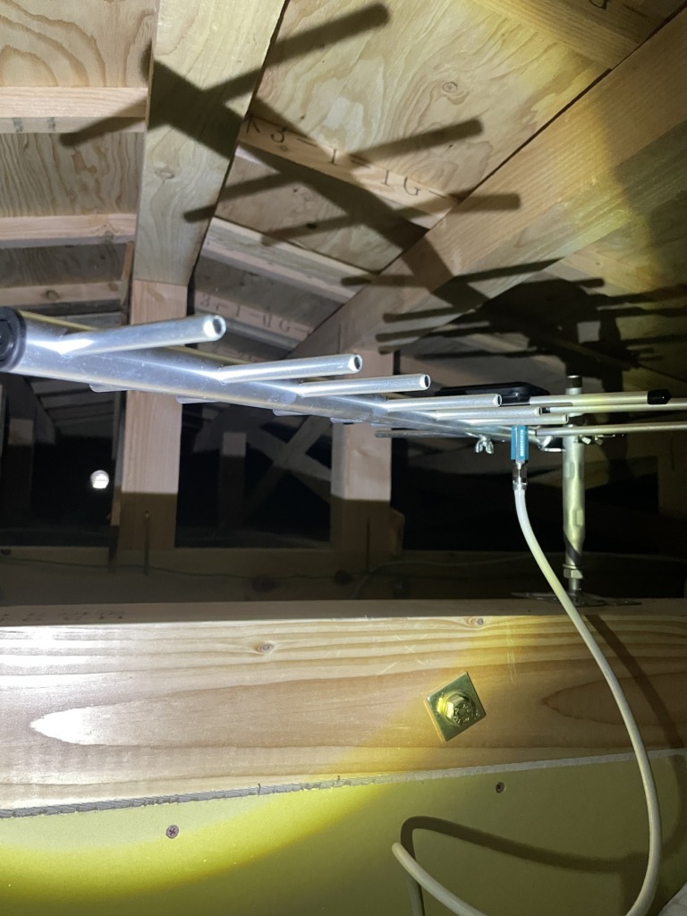 藤井寺市小山の新築に台風でも安心の屋根裏地デジアンテナ工事