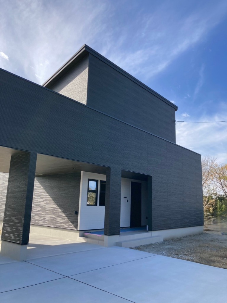 浜松市浜名区東美薗の太陽光パネルがある新築での屋根裏アンテナ工事