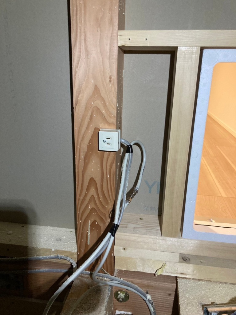 浜松市浜名区東美薗の太陽光パネルがある新築での屋根裏アンテナ工事