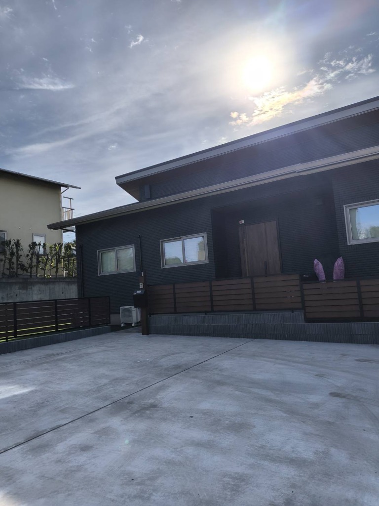 市原市山木のタイル外壁平屋新築にデザインアンテナ壁面工事