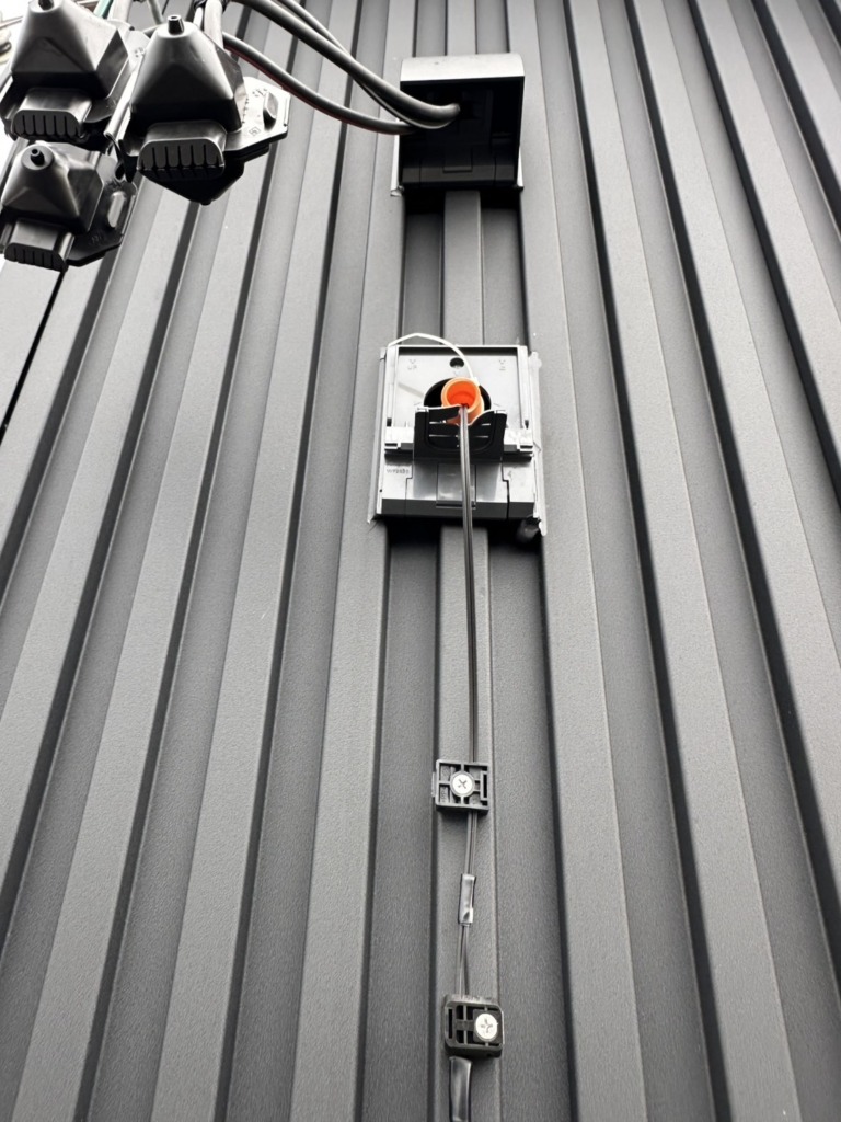 各務原市川島緑町のガルバリウム外壁で太陽光パネルがある光仕様新築での小型フラットアンテナ工事