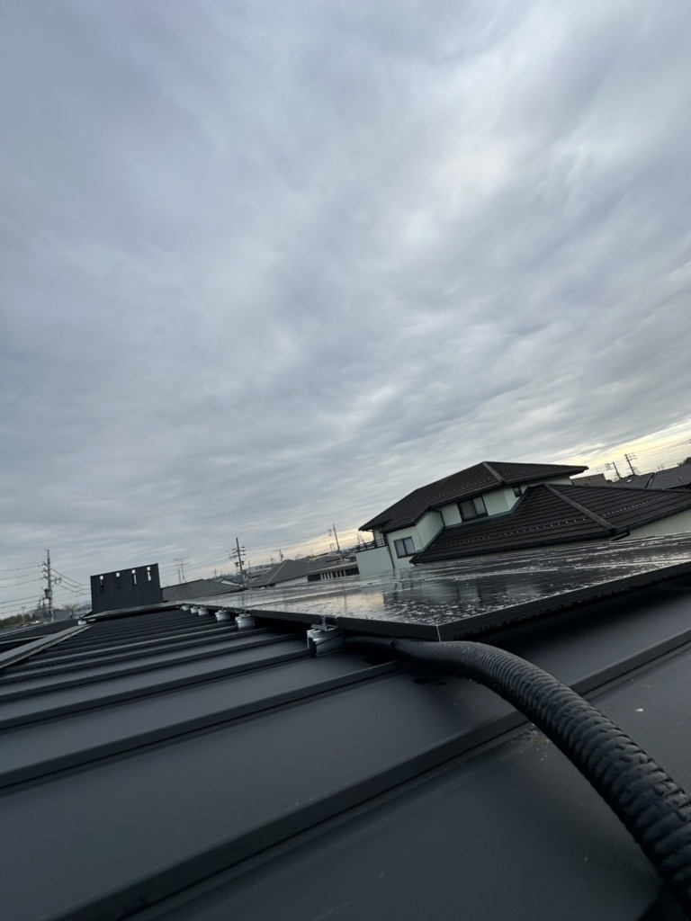 各務原市川島緑町のガルバリウム外壁で太陽光パネルがある光仕様新築での小型フラットアンテナ工事