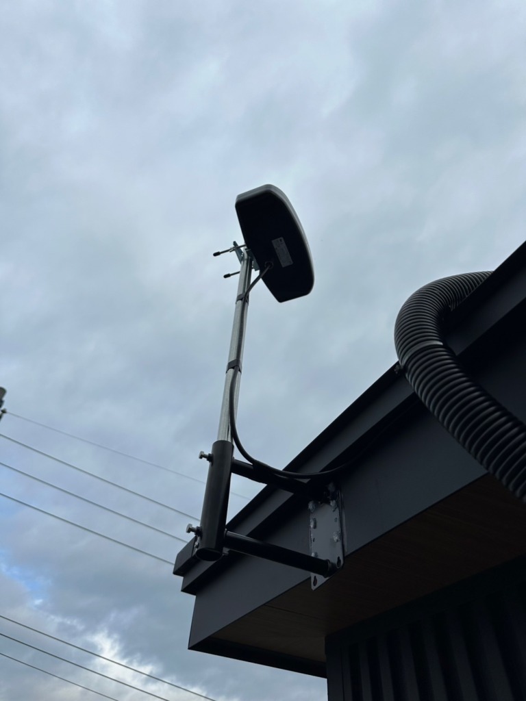 各務原市川島緑町のガルバリウム外壁で太陽光パネルがある光仕様新築での小型フラットアンテナ工事