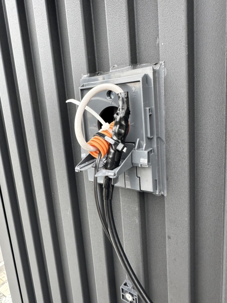 各務原市川島緑町のガルバリウム外壁で太陽光パネルがある光仕様新築での小型フラットアンテナ工事