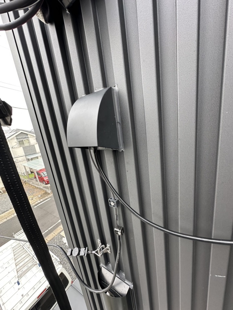 各務原市川島緑町のガルバリウム外壁で太陽光パネルがある光仕様新築での小型フラットアンテナ工事