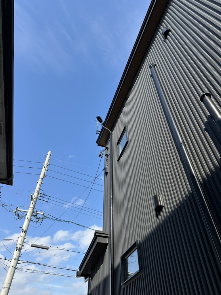 各務原市川島緑町のガルバリウム外壁で太陽光パネルがある光仕様新築での小型フラットアンテナ工事