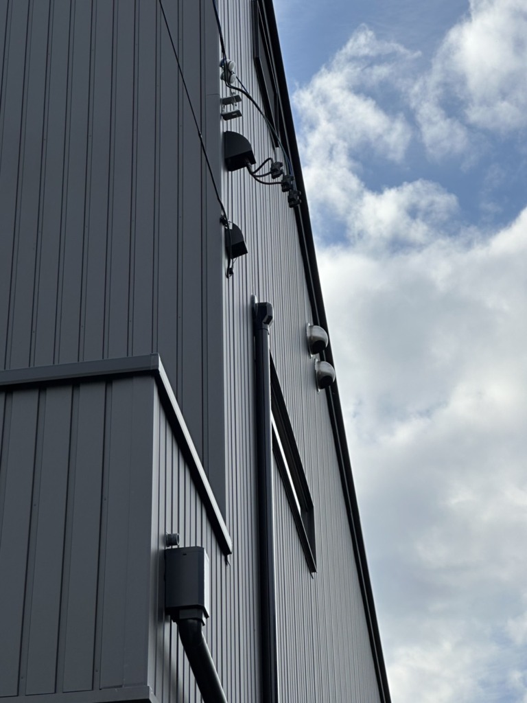 あま市七宝町鯰橋の光仕様のガルバリウム外壁新築にデザインアンテナ壁面工事