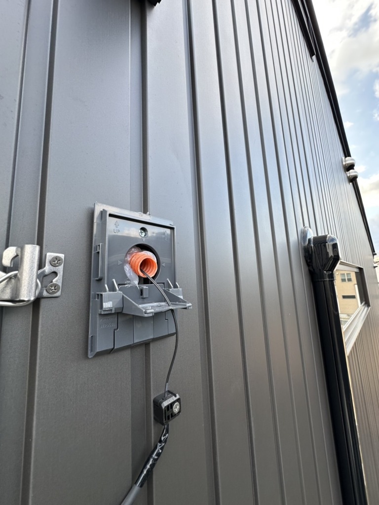 あま市七宝町鯰橋の光仕様のガルバリウム外壁新築にデザインアンテナ壁面工事