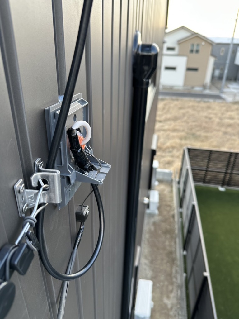 あま市七宝町鯰橋の光仕様のガルバリウム外壁新築にデザインアンテナ壁面工事