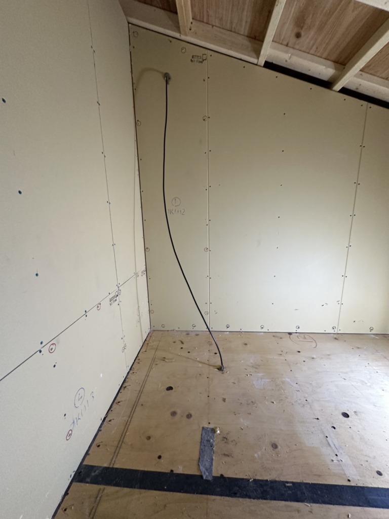 一宮市北方町北方の電波が弱い新築でも、いつもの屋根裏アンテナ工事