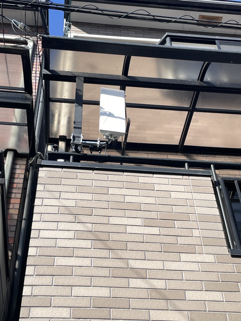 大阪市淀川区十八条の3階建て既存住宅に、挟み込み金具を使用した地デジアンテナ工事