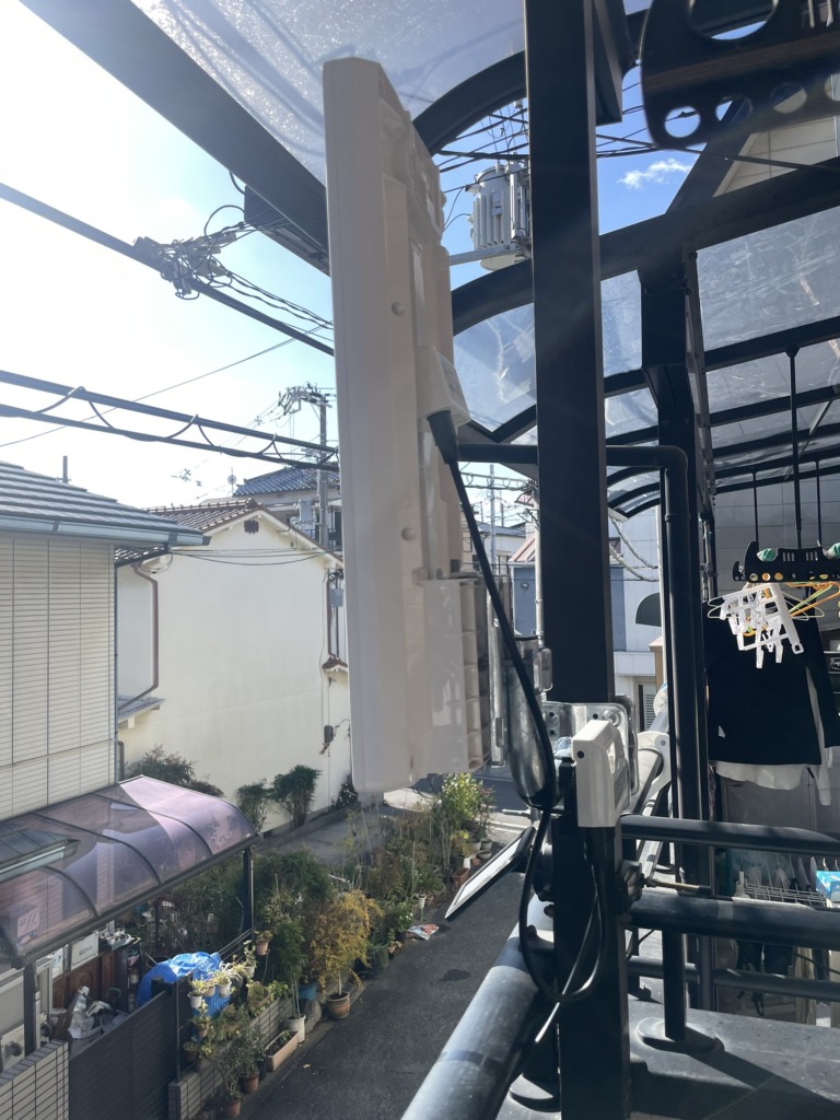 大阪市淀川区十八条の3階建て既存住宅に、挟み込み金具を使用した地デジアンテナ工事