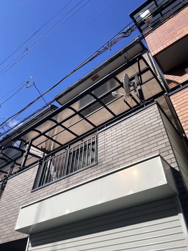 大阪市淀川区十八条の3階建て既存住宅に、挟み込み金具を使用した地デジアンテナ工事