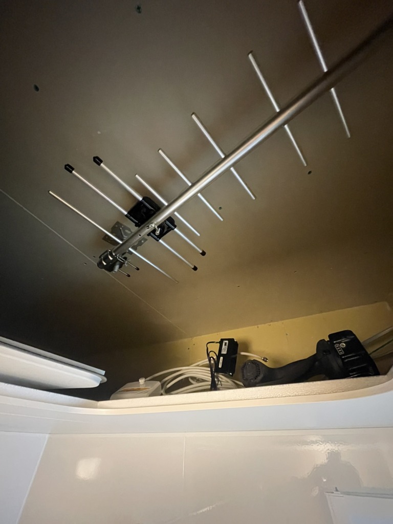 大阪市住之江区住之江の3階建て新築に外から見えない地上波デジタル放送屋根裏アンテナ工事