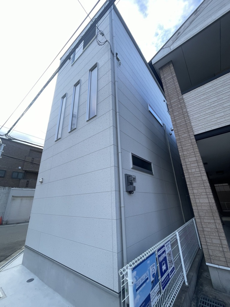 大阪市住之江区住之江の3階建て新築に外から見えない地上波デジタル放送屋根裏アンテナ工事